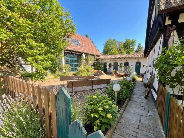 Wohnhaus mit Nebengebäuden und reetgedecktes Ferienhaus mit 4 Wohnungen