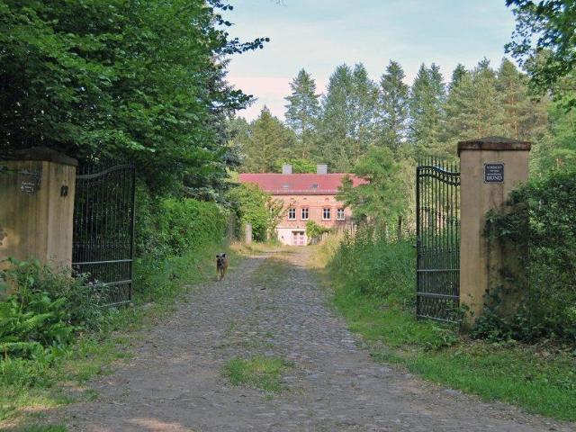 Wohnhaus mit Nebengebäuden in einmaliger Lage