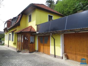 Wohnhaus mit Nebengebäuden in Höflein an der Hohen Wand
