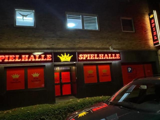 Wohnhaus mit Spielhalle