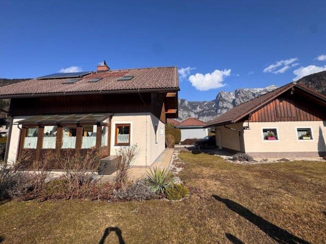 Wohnhaus mit südseitigem Wintergarten und Doppelgarage, westseitigem Balkon, voll unterkellert