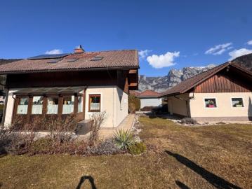 Wohnhaus mit südseitigem Wintergarten und Doppelgarage, westseitigem Balkon, voll unterkellert