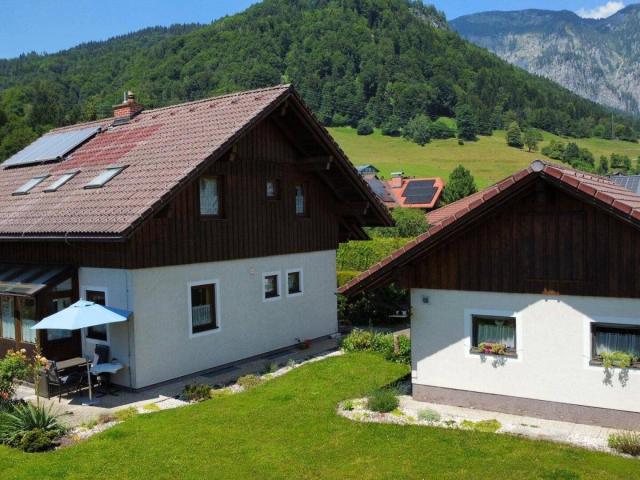 Wohnhaus mit südseitigem Wintergarten und Doppelgarage, westseitigem Balkon, voll unterkellert