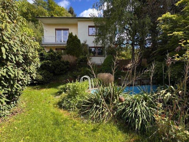 Wohnhaus mit südseitiger Terrasse, Garten und Garage