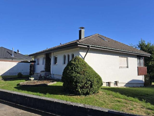 Wohnhaus mit Walmdach und 2 ZKB ELW