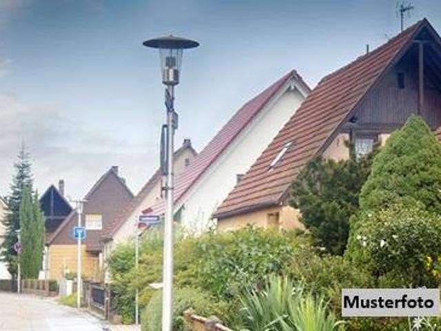 Wohnhaus mit Wirtschaftsgebäude und landwirtschaftlichen Nebengebäuden