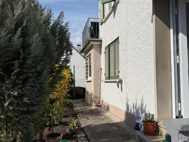 Wohnhaus mit Vorgarten