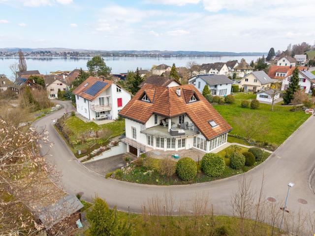 Wohnhaus mit zwei Wohneinheiten und separatem Garten am Bach