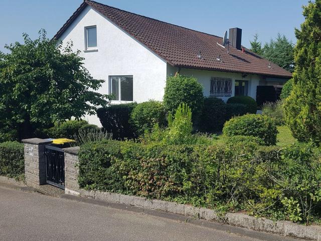 Wohnhaus mit Zwei Zimmer Einliegerwohnung in sehr schöner Süd Wohnlage mit Fernsicht