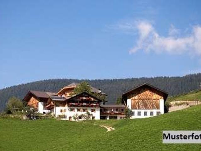 Wohnhaus nebst Stall und Scheune