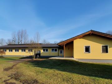 Wohnhaus, neuwertiges Pferdegestüt, eigene Zufahrt und Trainingsbahn!