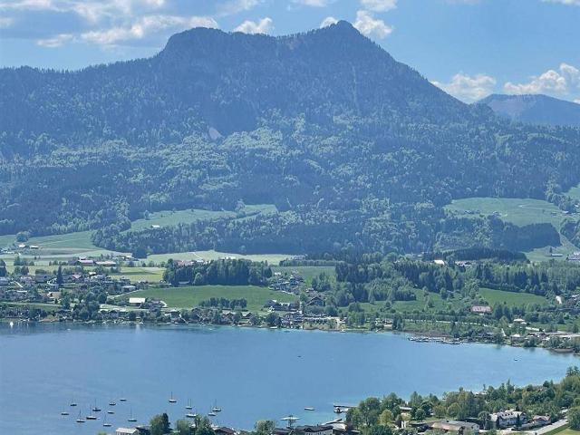 Wohnhausvilla hoch über dem Mondsee mit See und Gebirgsblick
