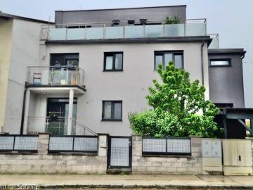 Wohnoase in Moosbrunn: Gepflegtes Haus mit Garten, Pool und mehreren Terrassen!