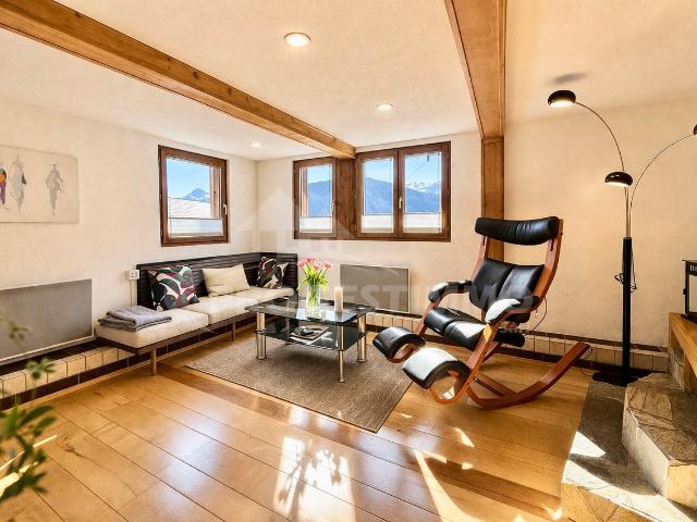 WOHNSCHÖNES 3 ZIMMER APARTMENT, DAS ECHTGESCHICHTE UND MODERNITÄT VERBINDET