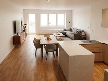 Wohnraum in Bestlage: Stilvoll sanierte 4 Zimmer Wohnung