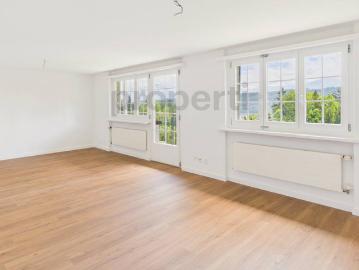 Wohntraum am Zürichsee: Exklusive Maisonette mit Seesicht und eigenem Gartenanteil