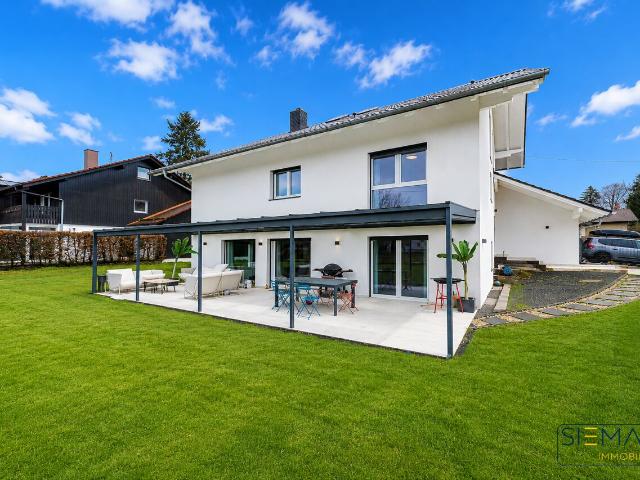 Wohntraum + Exklusives Einfamilienhaus mit 350 m² Wohnfläche, Wellnessbereich & Einliegerwohnung in Brunnthal