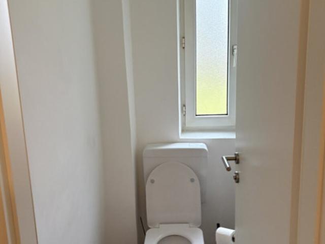Wohntraum im Grünen: exklusive 4 Zimmer Wohnung mit stilvollem Wohlfühlbad, separatem WC, hellem Abstellraum in begehrter Ruhelage verspricht hochwertiges Wohnambiente!