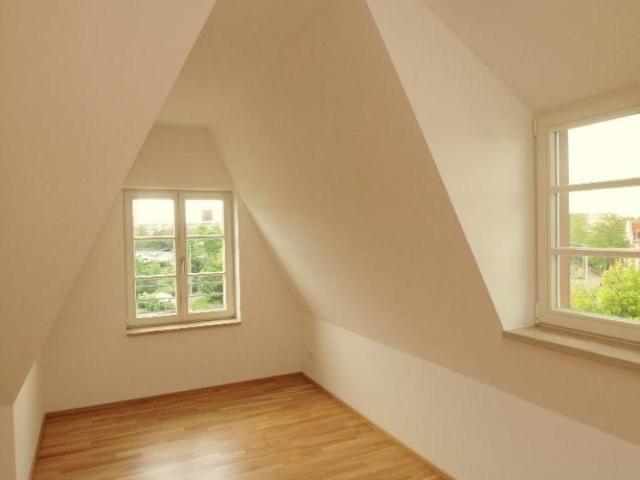+WOHNTRAUM IM DACH! EBK! 3 ZIMMER WOHNUNG! +HOCHWERTIGE AUSSTATTUNG+GEPFLEGTES MFH