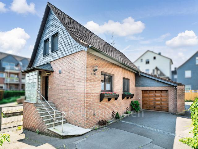 Einfamilienhaus mit hübschem Garten im Zentrum von Burscheid!