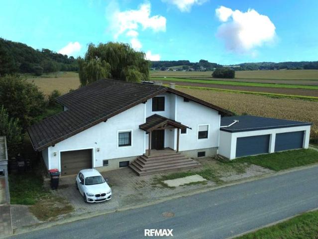 Wohntraum in Eggendorf: Familienhaus mit Pool, Weinkeller & Ausbaupotenzial
