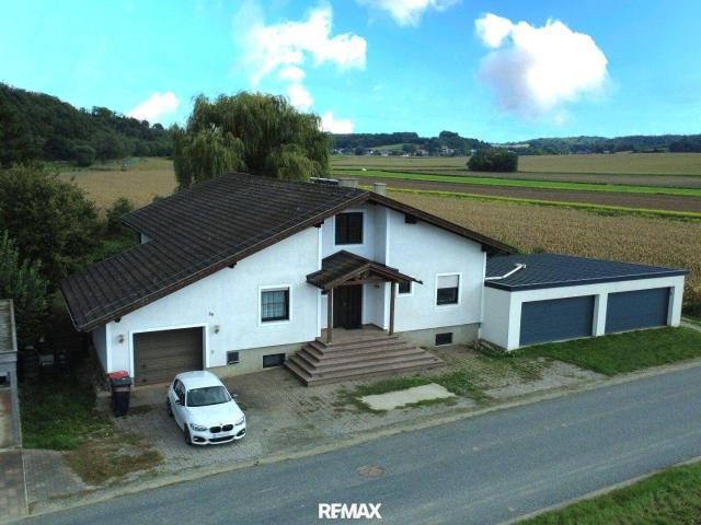 Wohntraum in Eggendorf: Familienhaus mit Pool, Weinkeller & Ausbaupotenzial