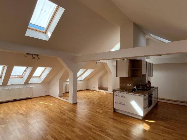Wohntraum mit Freiraum: Lichtdurchflutete Wohnung mit großer Terrasse! WG geeignet! In 2700 Wiener Neustadt