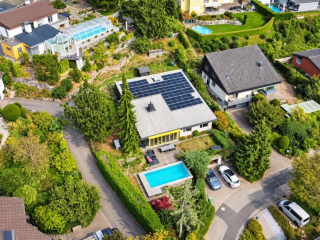 WOHNTRAUM MIT GROSSEM GARTEN UND EIGENEM POOL