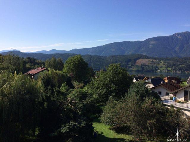 Wohntraum mit Seeblick: Renovierte 2 Zimmer Wohnung in Seeboden. Stellplätze vor der Türe. Abstellraum und Keller