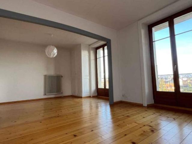 Wohnung mit 3½ Zimmern im 1. OG mit Balkon und Parkplatz