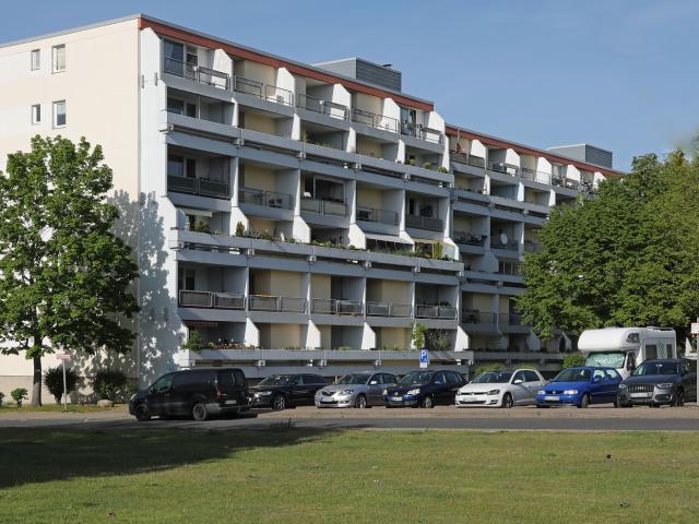 Wohnung mit Balkon / EG 1. ME von rechts