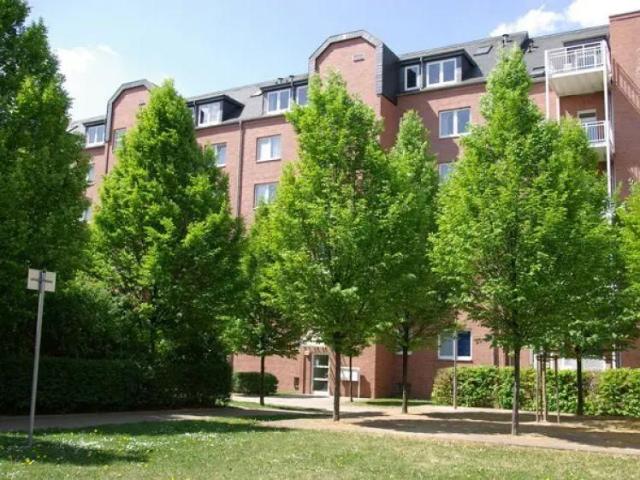 Wohnung mit Balkon und grünem Innenhof – Einbauküche möglich