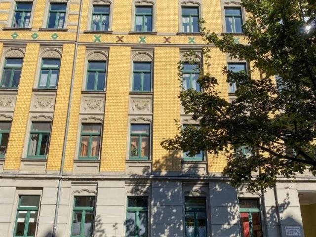 Wohnung mit Balkon und Parkett – Grüner Innenhof mit Bachlauf