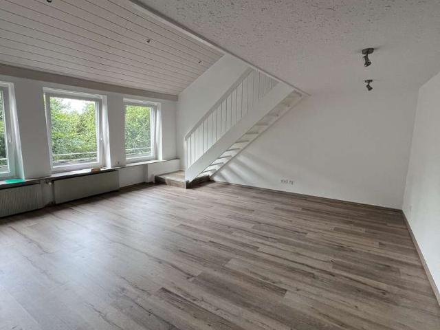 Wohnung mit Galerie, Gäste WC, 2 Balkonen, EBK und Garage