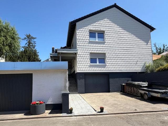 Wohnung mit GalerieDachgeschossausbau, Garage und Garten