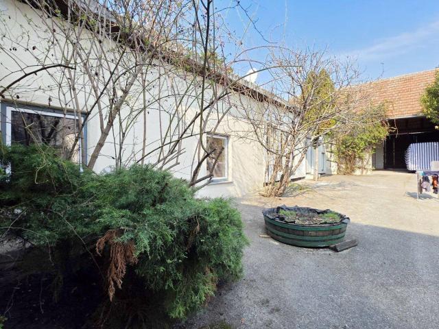 Hausanteil mit Garten und Nebengebäude