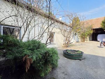 Hausanteil mit Garten und Nebengebäude