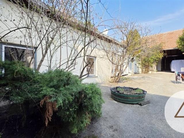 Hausanteil mit Garten und Nebengebäude