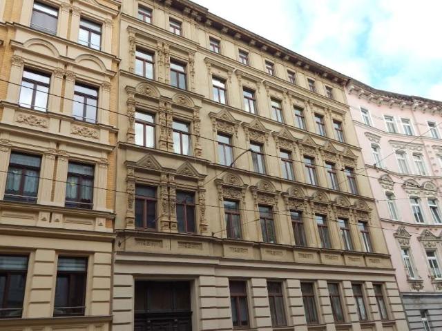 Wohnung mit großem Wohnbereich, Badewanne sowie Dusche in der Innenstadt, ruhig im Hinterhaus!