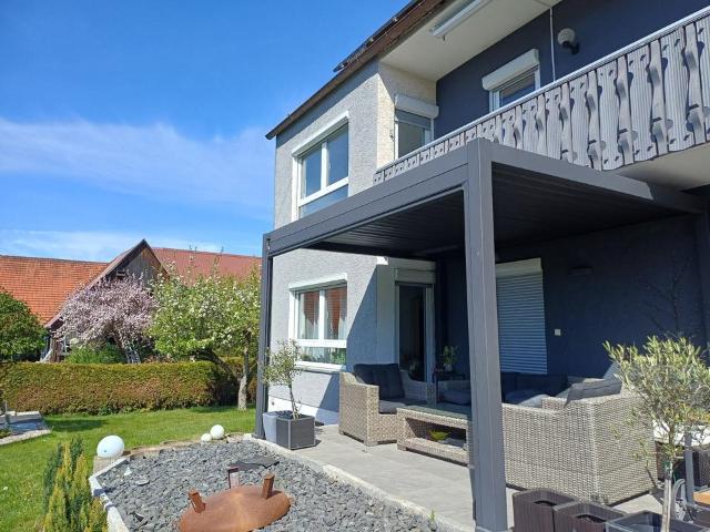 Wohnung mit großer Terrasse, Garage und großem Garten
