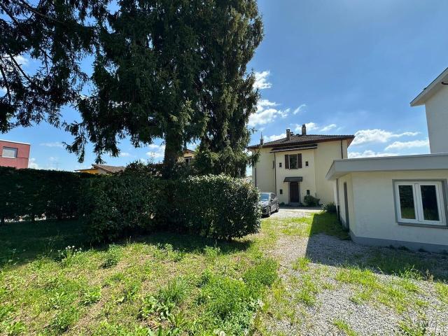 WOHNUNG MIT GROSSER TERRASSE UND ZWEI GARAGEN