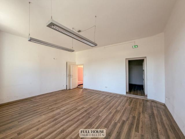 Wohnung mit knapp 400 m² Eigengarten – stark sanierungsbedürftig – inkl. Zusätzlicher Räumlichkeit zum Zusammenlegen