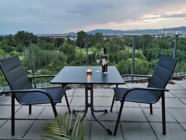 Wohnung mit Südterrasse, Blick Golfplatz, Pool, Gym, direkt hinter dem Wienerberg Twin Tower | Stunning split level Apart, Terrace and Unobstructed Golf Course View – Pool & Gym behind the Wienerberg Twin Towers