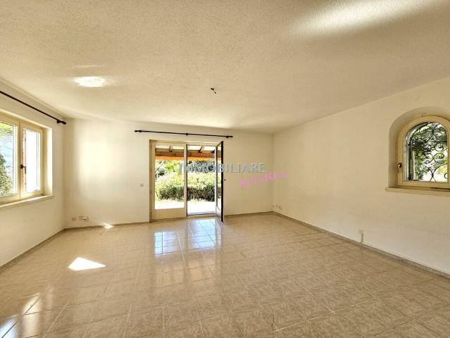 Wohnung in Villa: Erdgeschoss mit Garten, Terrasse und Seeblick