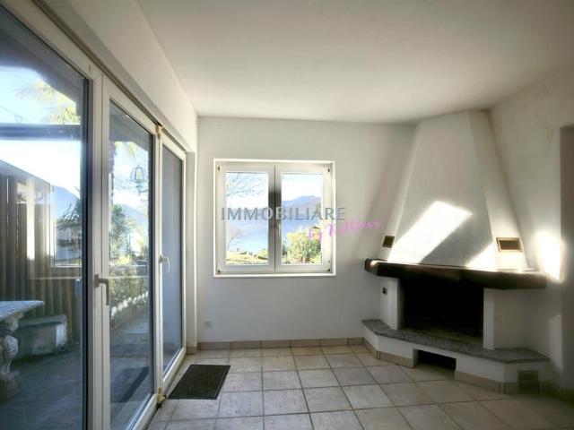 Wohnung in Villa: Erdgeschoss mit Kamin, Sitzplatz und Seeblick