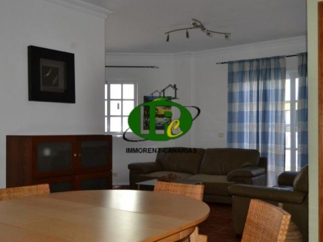 Wohnung in 1. Etage mit 3 Schlafzimmer und 2 Bäder. In ruhiger Seitenstraße mit kleinen Stehbalkons und Terrasse