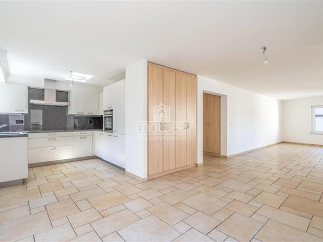 2026 renoviertes Apartment mit grosser Terrasse in einem kleinen Gebäude