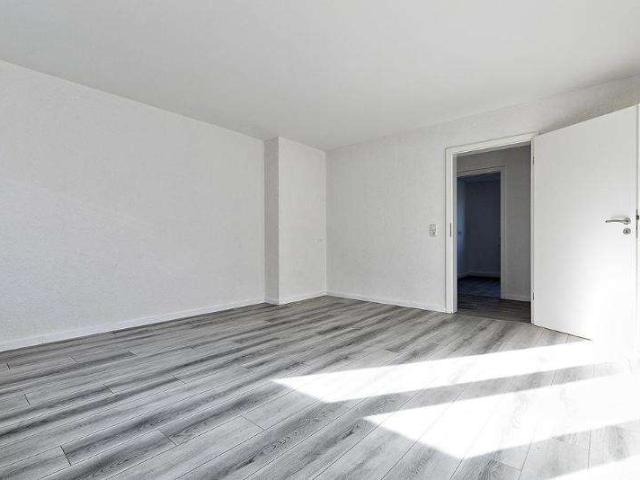 Wohnung sucht Mieter 3 Zimmer, Fensterbad