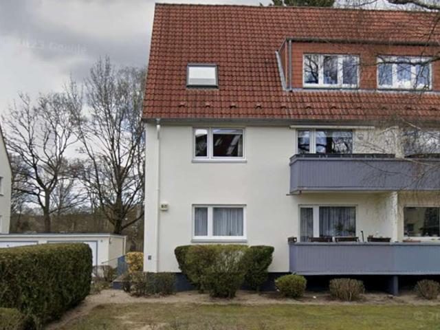 Wohnung über zwei Ebenen: frisch renoviertes Bad und Dachstudio mit Blick ins Grüne
