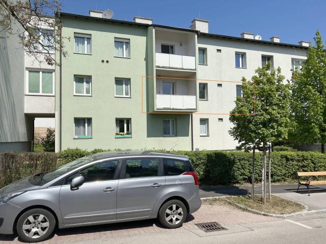 Helle 2 Zimmer Wohnung mit Loggia und wunderschönem Stiftsblick